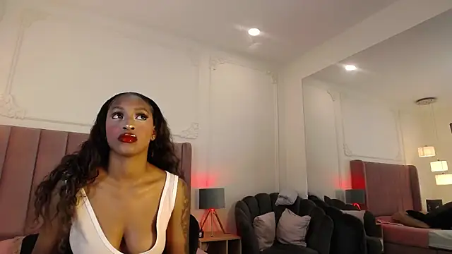 LiaTrainor online show from April 28, 2026, 8:02 pm