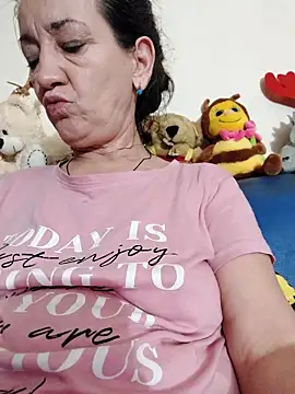 anayss17 online show from April 6, 2026, 7:04 pm