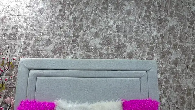 Snapshot of Naomimolie chatting on June 18, 2026, 12:10 pm Naomimolie online show from June 18, 2026, 12:10 pm