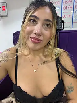 Snapshot of ManuelaVeeleez chatting on June 2, 2026, 5:40 am ManuelaVeeleez online show from June 2, 2026, 5:40 am