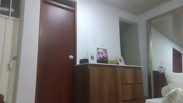 Jiwon Han online show from April 6, 2026, 1:45 am