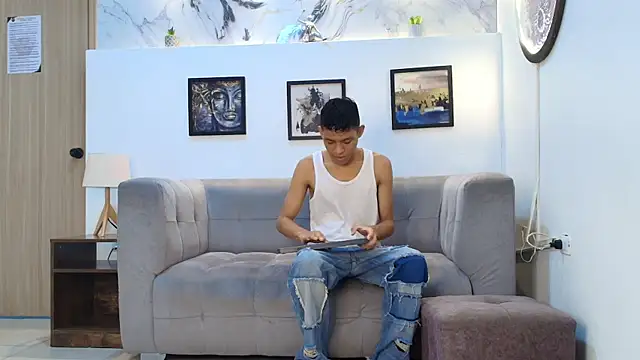 SKINNY BOYXXX online show from April 7, 2026, 7:32 am