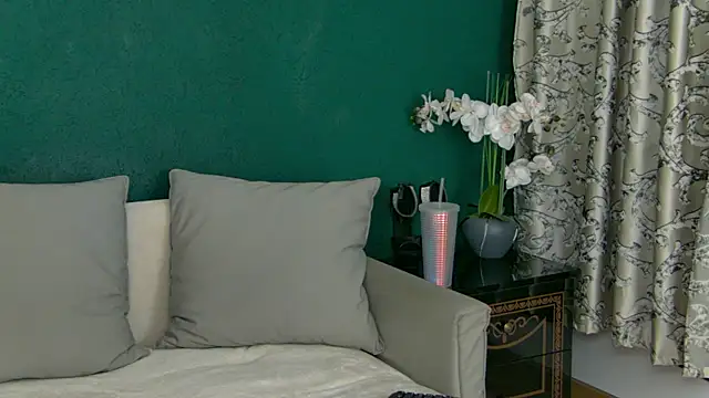 Snapshot of SkinnyNatty chatting on June 26, 2026, 3:45 am SkinnyNatty online show from June 26, 2026, 3:45 am