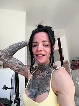 Snapshot of SkinnyLilly chatting on April 29, 2026, 12:31 pm SkinnyLilly online show from April 29, 2026, 12:31 pm