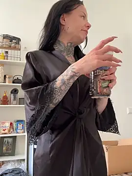 Snapshot of SkinnyLilly chatting on April 27, 2026, 8:23 am SkinnyLilly online show from April 27, 2026, 8:23 am