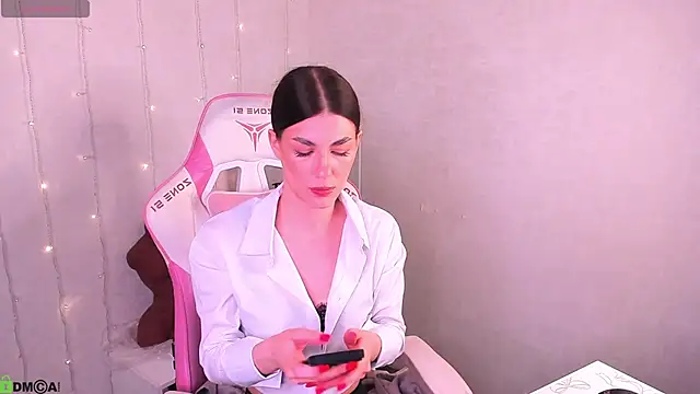 Snapshot of LunaRossaa chatting on May 19, 2026, 11:56 pm LunaRossaa online show from May 19, 2026, 11:56 pm
