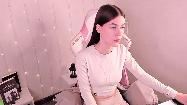 Snapshot of LunaRossaa chatting on April 23, 2026, 12:06 am LunaRossaa online show from April 23, 2026, 12:06 am
