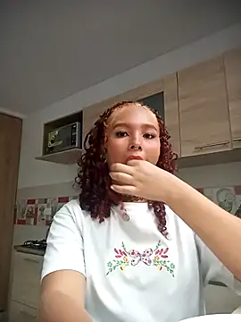 Snapshot of CoralineRed chatting on May 9, 2026, 10:35 pm CoralineRed online show from May 9, 2026, 10:35 pm