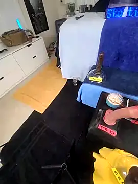 Snapshot of FantasyMan-BiWM chatting on April 10, 2026, 1:23 am FantasyMan-BiWM online show from April 10, 2026, 1:23 am