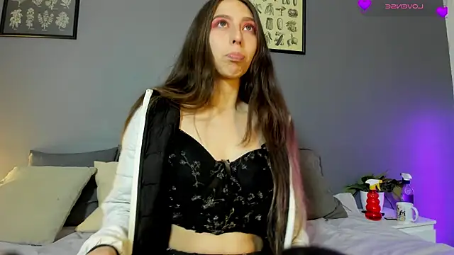 Charlotte lovee  online show from March 31, 2026, 11:12 am