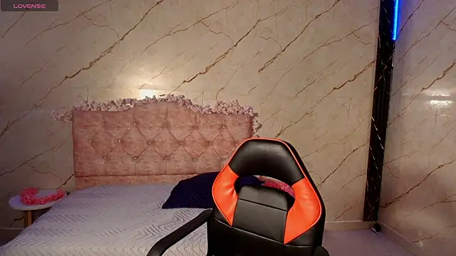 Snapshot of monserrat_petite chatting on March 10, 2026, 2:43 pm monserrat petite online show from March 10, 2026, 2:43 pm