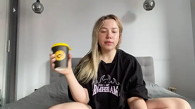 Snapshot of alyrasun chatting on July 19, 2026, 9:28 am alyrasun online show from July 19, 2026, 9:28 am