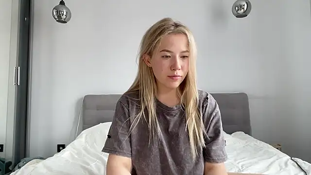 Snapshot of alyrasun chatting on July 28, 2026, 9:39 am alyrasun online show from July 28, 2026, 9:39 am