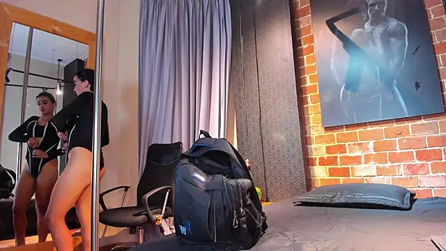 Sienna Dark online show from April 6, 2026, 11:00 am