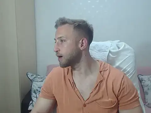 Snapshot of BlondEagleMuscle chatting on May 17, 2026, 9:26 pm BlondEagleMuscle online show from May 17, 2026, 9:26 pm