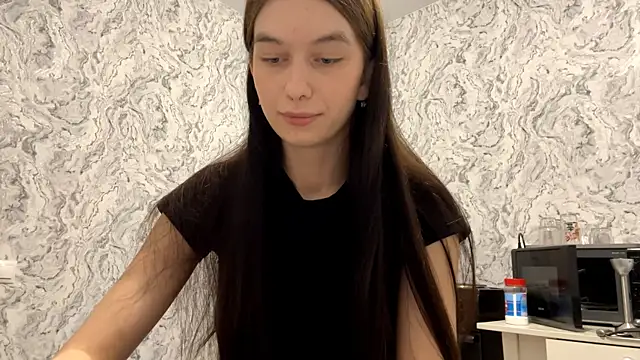 LaraDraggoo online show from April 24, 2026, 9:39 pm