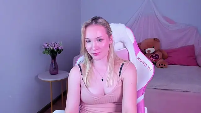 Snapshot of ElaraVoltage chatting on June 8, 2026, 1:28 am ElaraVoltage online show from June 8, 2026, 1:28 am