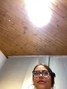 Snapshot of Cloe_pink1 chatting on May 27, 2026, 12:42 am Cloe pink1 online show from May 27, 2026, 12:42 am
