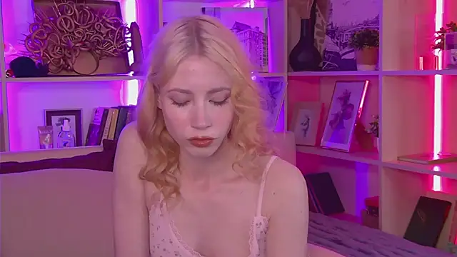 Snapshot of Lola_Gilbert chatting on May 13, 2026, 3:08 pm Lola Gilbert online show from May 13, 2026, 3:08 pm