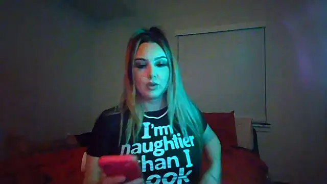 Snapshot of Magentavixen21 chatting on May 26, 2026, 8:34 am Magentavixen21 online show from May 26, 2026, 8:34 am
