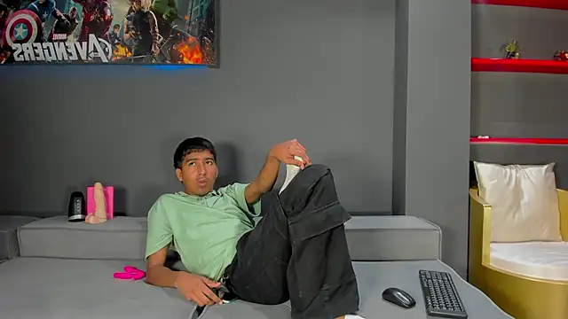 Snapshot of Ender_h0tt chatting on July 4, 2026, 8:46 pm Ender h0tt online show from July 4, 2026, 8:46 pm