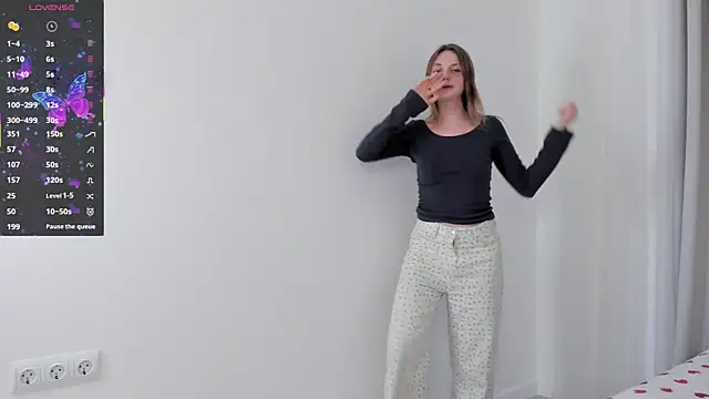 ErinnPieloch online show from April 17, 2026, 7:06 pm