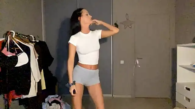 JonnaSzerszen online show from April 7, 2026, 5:15 pm