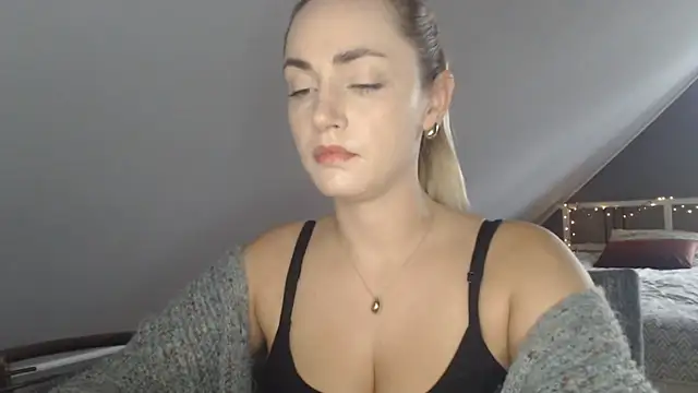 Snapshot of ScarlettSensitive chatting on July 21, 2026, 6:15 am ScarlettSensitive online show from July 21, 2026, 6:15 am