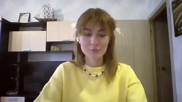 ElenoreHolguin online show from April 10, 2026, 9:16 am