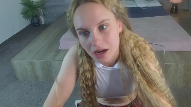 IceBlueBabe online show from June 1, 2026, 7:35 pm