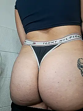 flor7772 online show from April 24, 2026, 11:40 pm