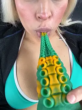 mxmxee online show from March 17, 2026, 3:15 pm