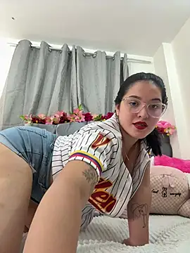 Snapshot of Isabella_Roses_ chatting on July 6, 2026, 1:45 am Isabella Roses online show from July 6, 2026, 1:45 am