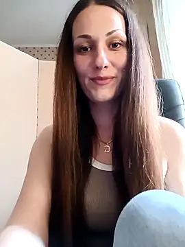 LunaCrystall online show from April 26, 2026, 4:04 pm