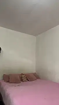 sylphiee  online show from April 9, 2026, 5:08 pm