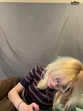 Snapshot of simplyobsessedwher chatting on March 25, 2026, 8:19 pm simplyobsessedwher online show from March 25, 2026, 8:19 pm