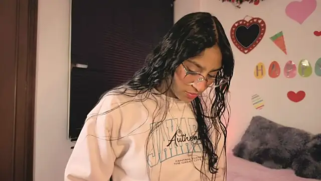 PaulaCutexs online show from April 6, 2026, 3:46 am