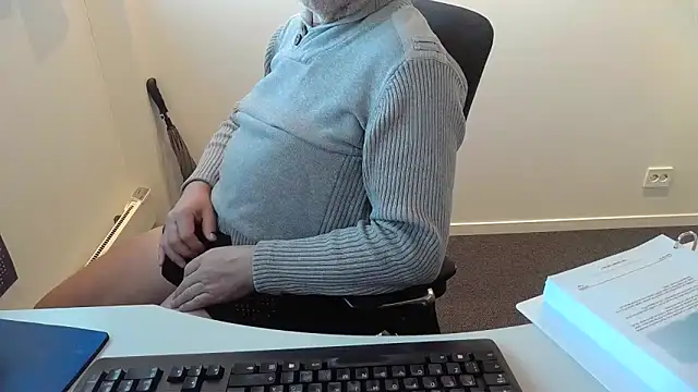 Snapshot of Buggemann chatting on May 6, 2026, 4:05 am Buggemann online show from May 6, 2026, 4:05 am