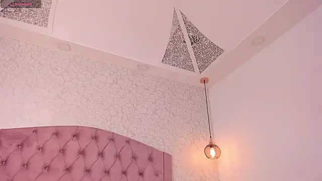 saraa joness  online show from April 5, 2026, 6:47 pm