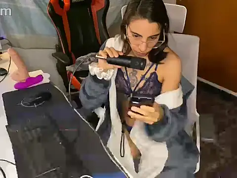 Snapshot of Poison_Ivy_29 chatting on March 26, 2026, 10:18 pm Poison Ivy 29 online show from March 26, 2026, 10:18 pm