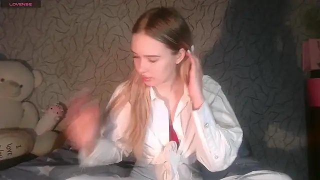 Snapshot of Alice_Pleasance chatting on June 6, 2026, 3:06 pm Alice Pleasance online show from June 6, 2026, 3:06 pm
