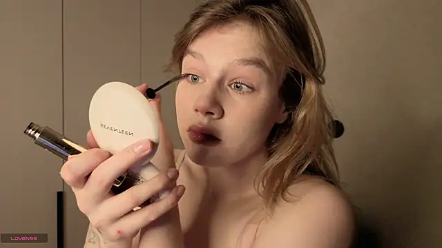 Snapshot of AureliaAngel chatting on April 11, 2026, 6:43 am AureliaAngel online show from April 11, 2026, 6:43 am