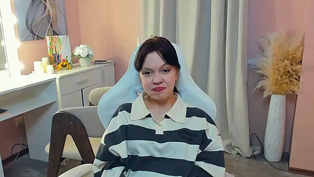 DarcyCanson online show from March 18, 2026, 10:51 am