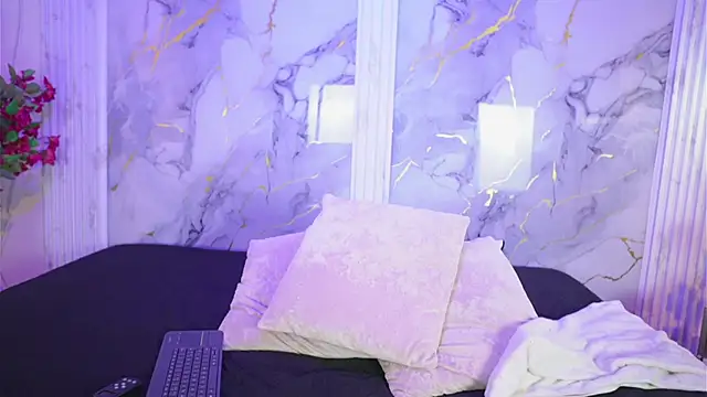  charlotte quee  online show from April 23, 2026, 7:26 pm