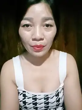 Yiyi102300 online show from May 27, 2026, 2:35 pm