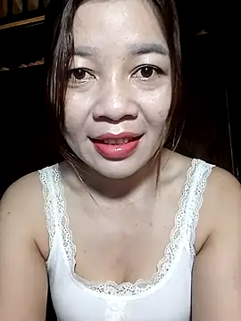 Yiyi102300 online show from April 27, 2026, 11:47 pm