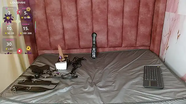 hilaryythompson online show from April 28, 2026, 9:41 pm