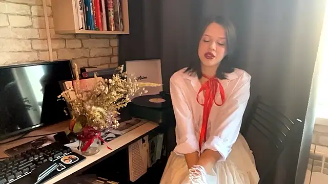 Snapshot of SarahHunnye chatting on March 15, 2026, 11:56 pm SarahHunnye online show from March 15, 2026, 11:56 pm