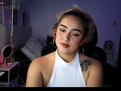 Snapshot of trinitych_ chatting on April 15, 2026, 10:43 pm trinitych online show from April 15, 2026, 10:43 pm
