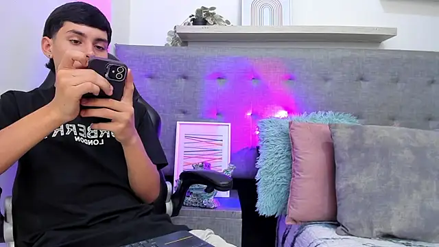 Snapshot of Andrew_restrepoo chatting on March 26, 2026, 10:13 am Andrew restrepoo online show from March 26, 2026, 10:13 am